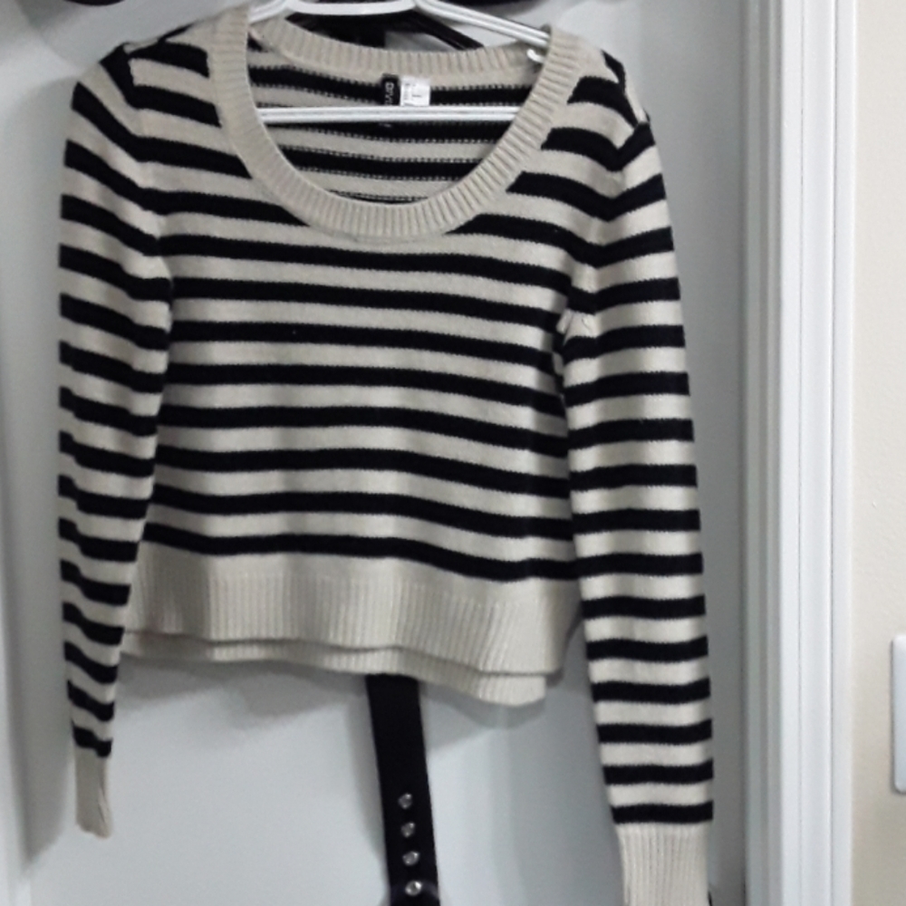 DIVIDED  Cropped Sweater